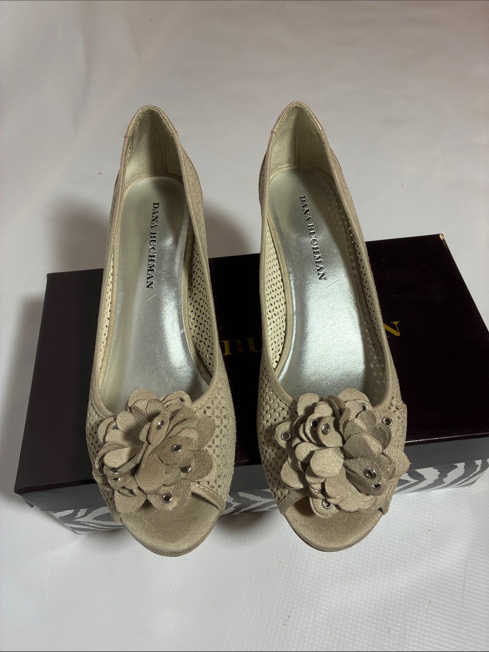 Dana Buchman Tan Floral Peep-Toe Heels size 8